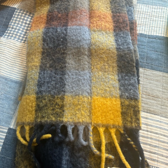 Wilfred Geneva scarf. Blue and  yellow . Wool - Picture 4 of 6